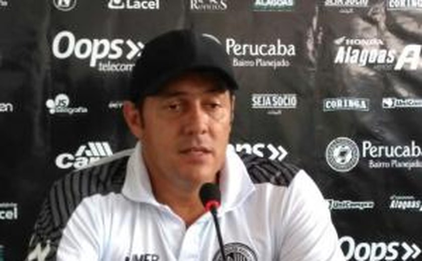 Maurílio Silva relaciona 22 jogadores para partida contra o Murici