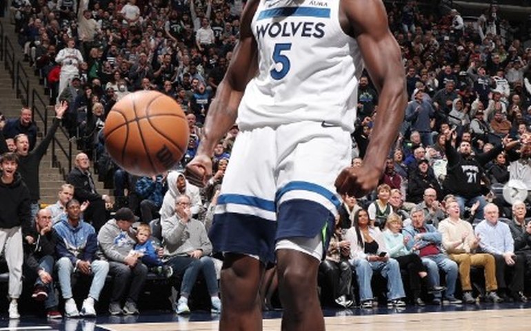 Edwards ofusca LeBron e Doncic, Lakers perdem mais uma e ficam perto da eliminação na NBA