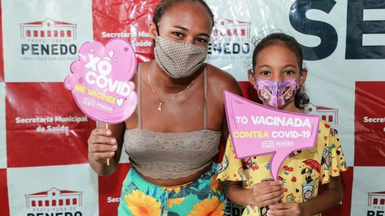 Pais conscientes levam filhos para tomar vacina contra Covid em Penedo