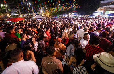 Abertura do São João do Povo reúne multidão e celebra tradição em Palmeira; festa continua neste sábado (13)