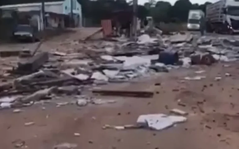 Carreta sai da pista e atinge ponto de ônibus em Messias; duas pessoas ficam gravemente feridas