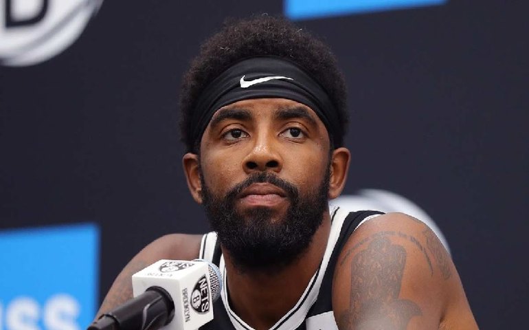 Nike e Kyrie Irving rompem contrato por causa de polêmica com filme antissemita