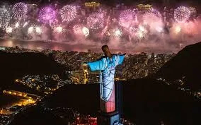 Com 19 balsas, show de fogos em Copacabana promete menos fumaça e espetáculo inovador
