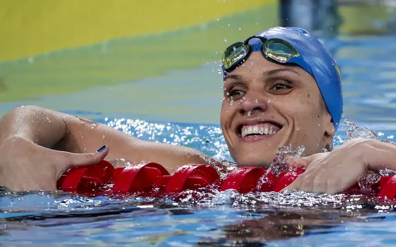 Carol Santiago é ouro nos 100m costas e faz história para o Brasil