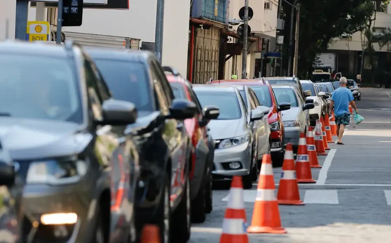 Governo do Rio sanciona lei que autoriza Pix para multas e serviços do Detran