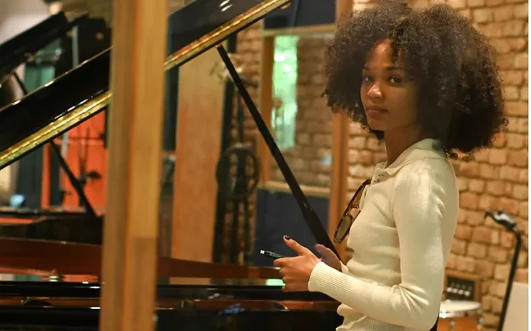 Agnes Nunes revisita clássico de Arlindo Cruz em “Será Que é Amor?”