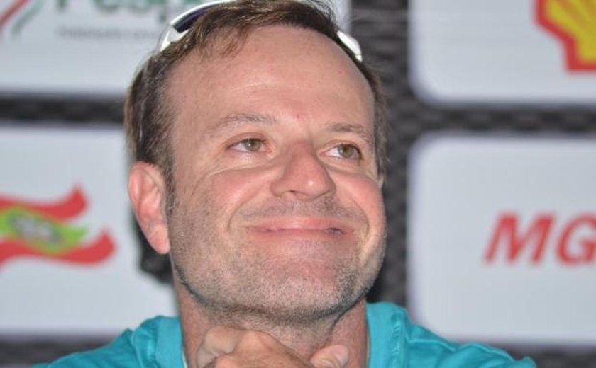 Após problema cerebral, Barrichello celebra: &#8216;Ganhei chance de renascer na vida&#8217;