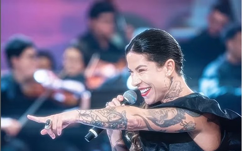 Filha de Raul Seixas canta música do pai no 'Altas Horas'