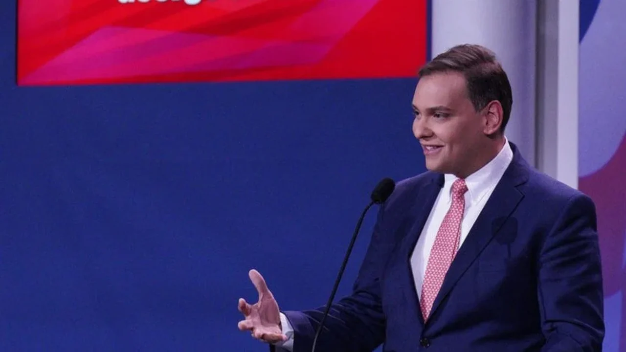 Ex-deputado americano George Santos retorna como drag queen Kitara Ravache após 18 anos