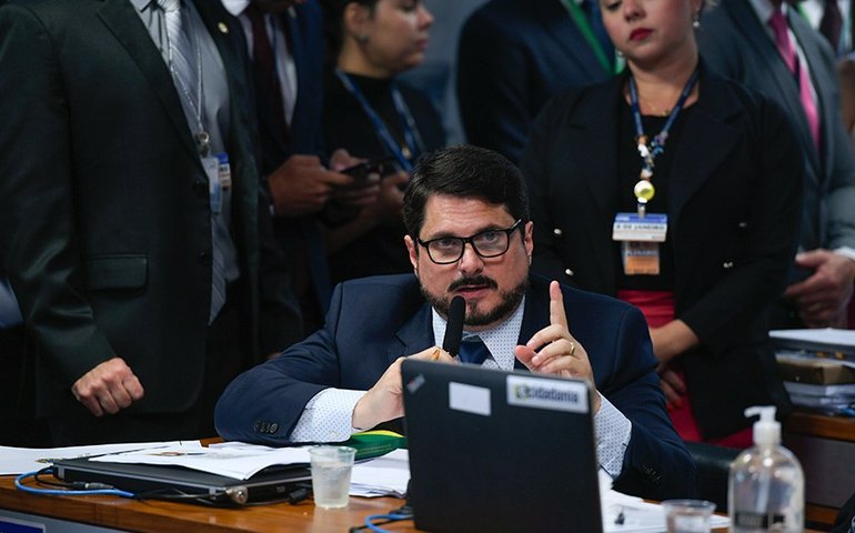 Marcos Do Val é hostilizado enquanto caminha na praia em Vitória: 'Swat é o c...'