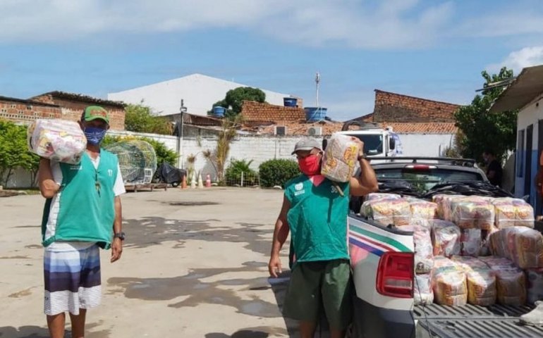 Prefeitura entrega mais de 140 cestas básicas em Ecopontos da capital