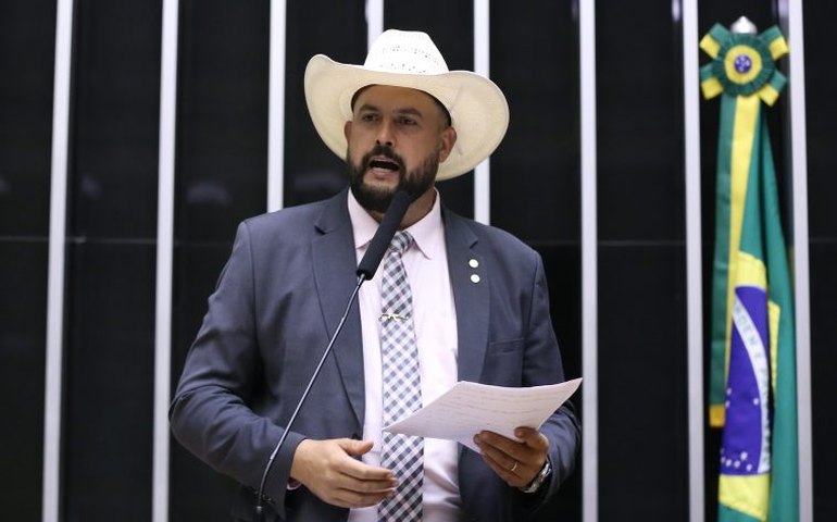 Comissão aprova condições para motorista de táxi ou de aplicativo financiar cabine blindada