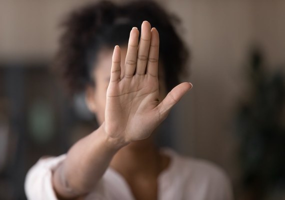 Homem embrigado é preso após agredir companheira