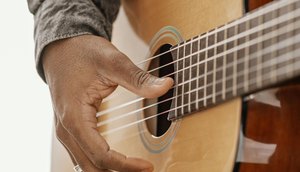 musico-tocando-violao-em-casa / Foto: Foto: Ilustrativa Freepik