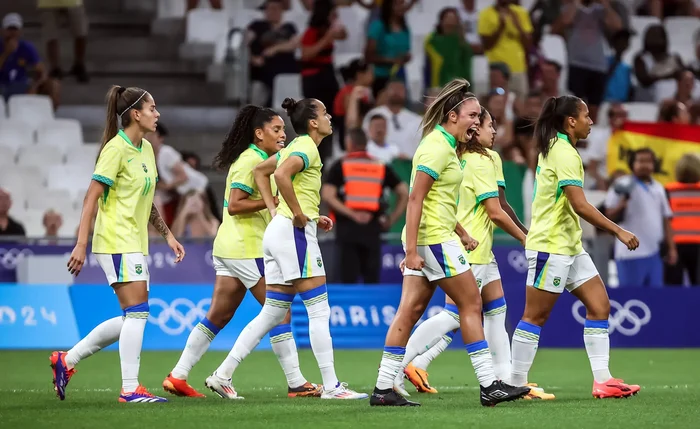 Seleção brasileira joga bem e derrota campeãs do mundo por 4 a 2