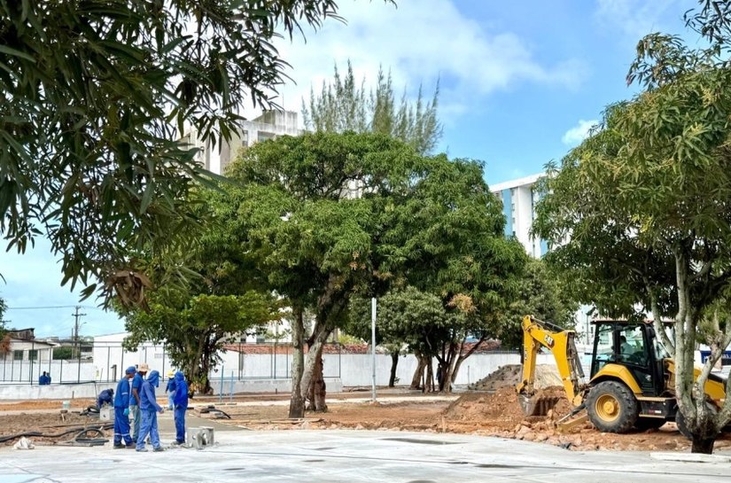 Obra de revitalização da Praça da Faculdade avança e chega a 55% de execução