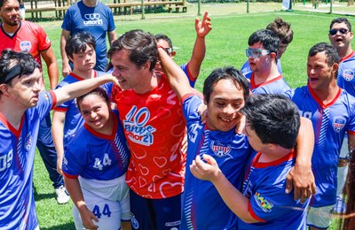 Inclusão de pessoas com síndrome de Down avança na legislação, mas esbarra em desafios cotidianos