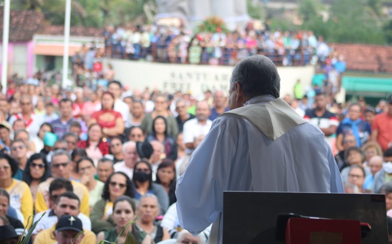 Romeiros de todo o País se emocionam com show do padre João Carlos na Romaria de Frei Damião