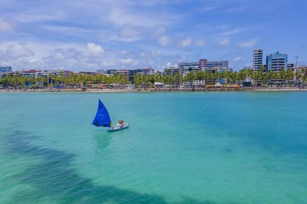 Homem dado como desaparecido é encontrado pescando na praia de Ponta Verde, em Maceió