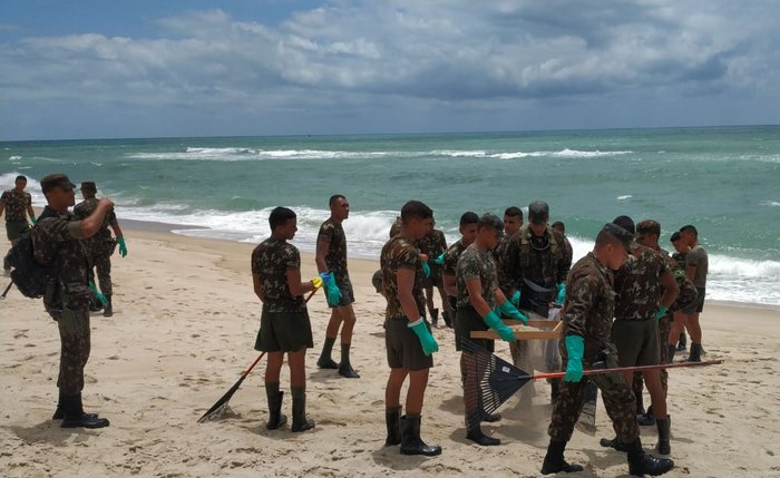 Militares limpam praia da Barra de São Miguel