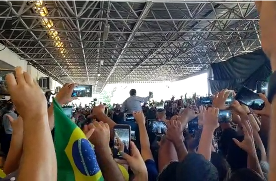 presidente é carregado nos braços 