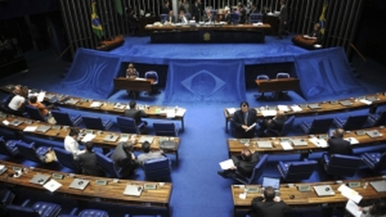 Em meio a questionamentos, Congresso promulga PEC do Voto Aberto
