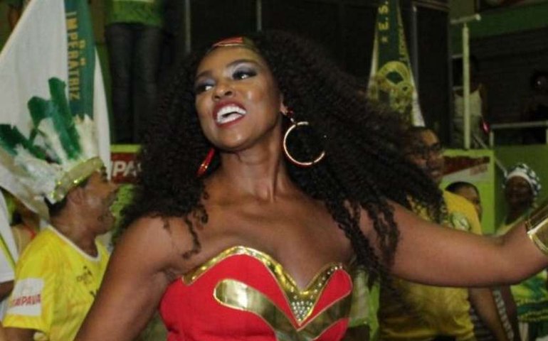 Cris Vianna usa fantasia de Mulher-Maravilha para ensaio de carnaval