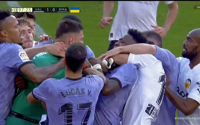 Seis serão demitidos após expulsão de Vinicius Junior; jogador é alvo de agressões racistas