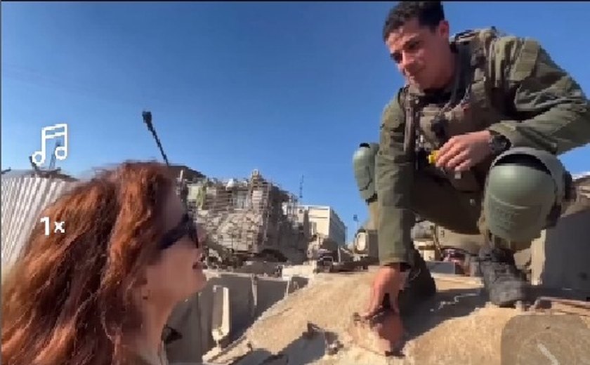 Debra Messing é criticada por viagem a Israel: 'oportunismo para fotos' 