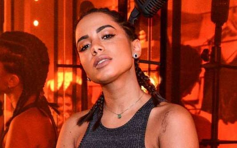 Anitta revela o motivo para as restrições nos seus looks: &#8221;Bunda grande&#8221;
