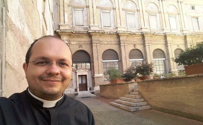 Padre e técnico da Ufal lança livro sobre a história da Arquidiocese de Maceió