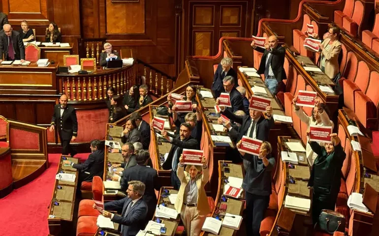 Decreto na Itália gera polêmica por bônus a advogados que repatriam migrantes