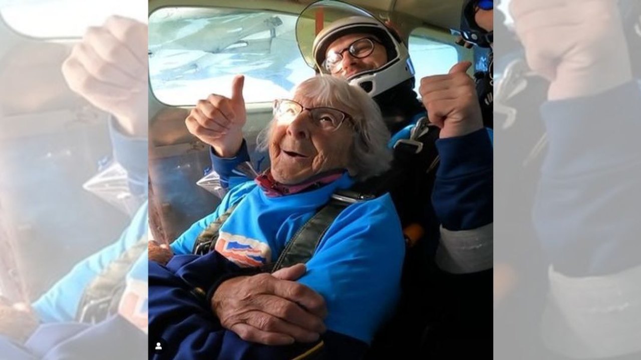 Britânica que celebrou 100 anos dirigindo Ferrari a 240km/h comemora os 102 saltando de paraquedas