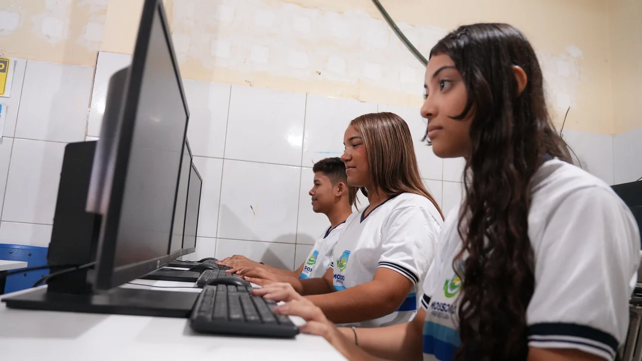 Mais de 9 mil escolas públicas recebem internet de alta velocidade em seis meses