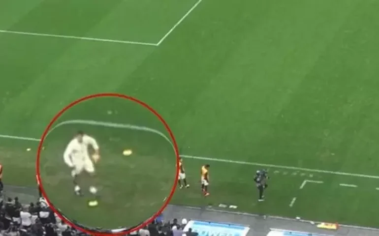 Vídeo mostra preparador do Universitario fazendo gestos racistas para torcida do Corinthians