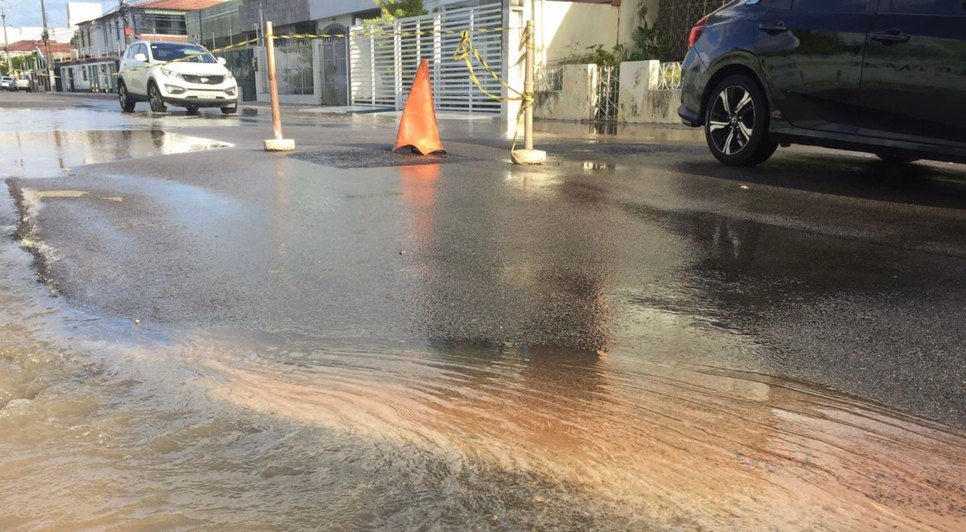 Cano estourado causa desabastecimento de água na Zona Sul de Aracaju / Foto: Foto: Aline Aragão/TV Atalaia