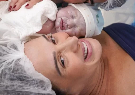 Aos 56 anos, Claudia Raia dá à luz Luca, seu terceiro filho