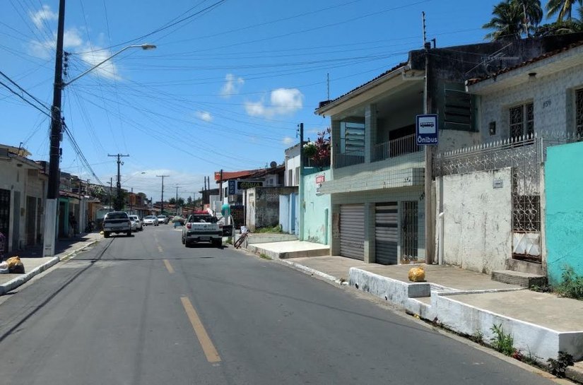 SMTT implanta sinalização em pontos de ônibus no Flexal de Baixo
