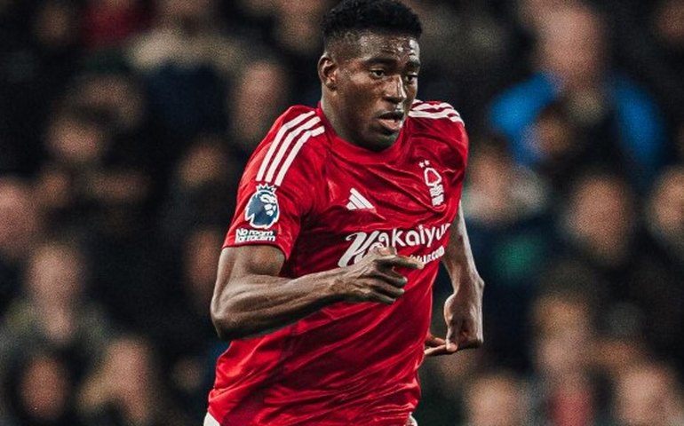 Atacante do Nottingham está em coma induzido após se chocar com a trave em jogo do Inglês