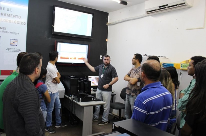 Alunos de Engenharia Ambiental conhecem Sala de Alerta da Semarh