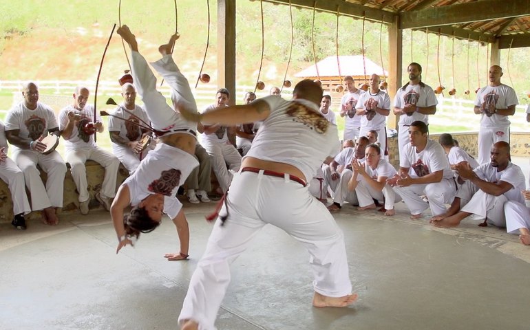 Capoeira vira terapia antiestresse para ucranianos em meio à guerra