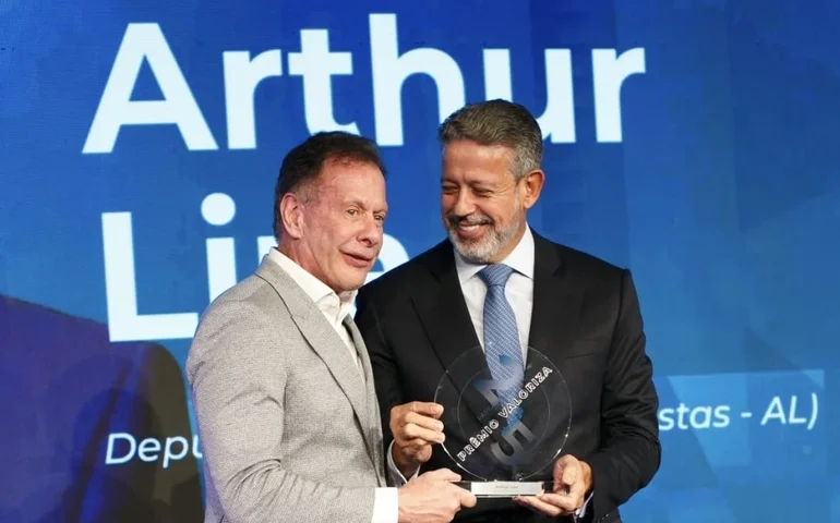 Arthur Lira é agraciado com a 1ª edição do Prêmio Valoriza Parlamento e figura entre os deputados mais influentes do Brasil em 2025