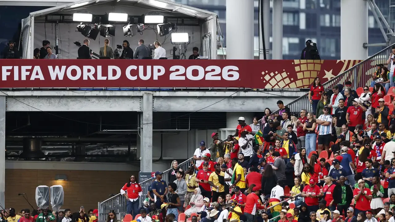 Paixão pelo futebol expõe população à publicidade de bets, alerta Idec