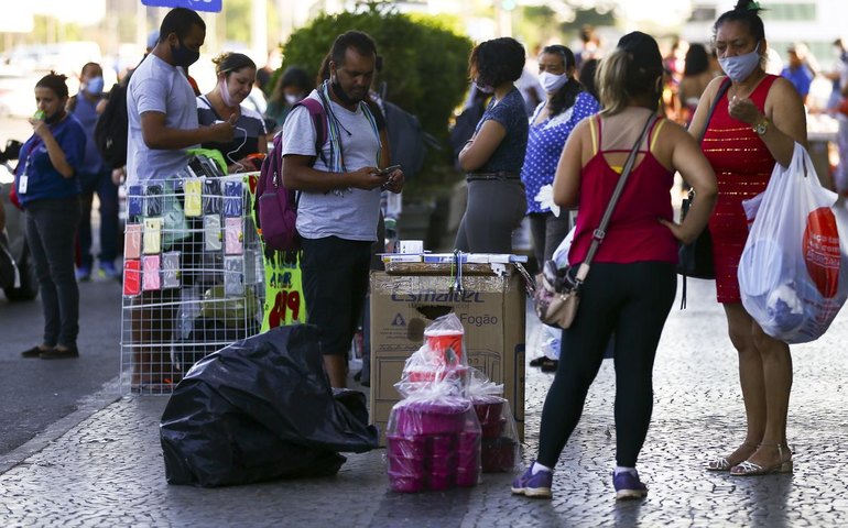 Brasileiros relatam menor renda e insegurança alimentar após pandemia