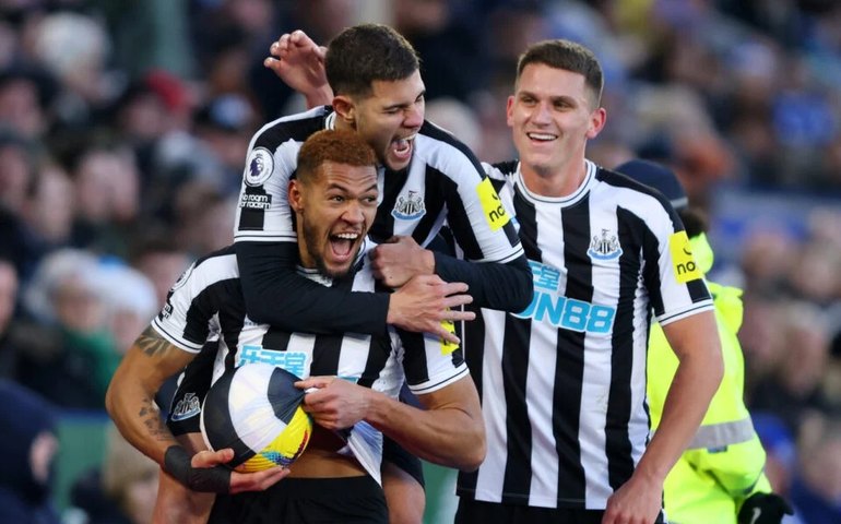 Brasileiros são decisivos, Newcastle vence Leicester e vira vice-líder do Inglês