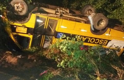 Ônibus escolar cai em ribanceira com 45 integrantes de quadrilha junina