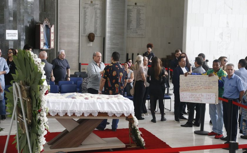 Fãs e familiares dão adeus ao cantor Agnaldo Rayol