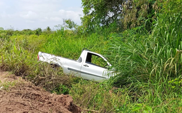 Carro sai da pista na AL-115 ao desviar de buraco em Arapiraca