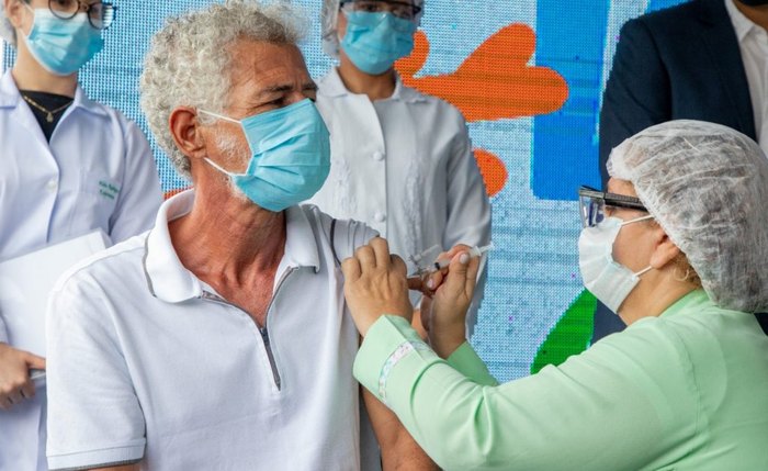Familiares devem fazer o cadastro de idosos acamados para garantir a vacina contra  o coronavírus