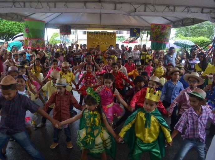 Escolas de Cajueiro realizam arraiá e apresentação de quadrilhas juninas